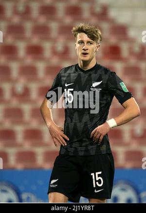 DOHA, KATAR - 27. MÄRZ: Alex Greive aus Neuseeland in Aktion, während des Qualifikationsspiels der FIFA Fußball-Weltmeisterschaft Katar 2022 zwischen Neuseeland und Tahiti am 27. März 2022 im Grand Hamad Stadium in Doha, Katar. (Foto nach MB-Medien) Stockfoto