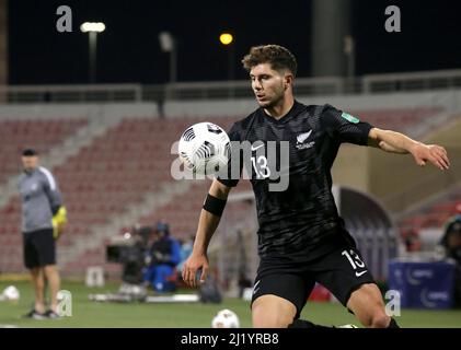 DOHA, KATAR - 27. MÄRZ: Liberato Cacace aus Neuseeland in Aktion, während des Qualifikationsspiels der FIFA Fußball-Weltmeisterschaft Katar 2022 zwischen Neuseeland und Tahiti am 27. März 2022 im Grand Hamad Stadium in Doha, Katar. (Foto nach MB-Medien) Stockfoto