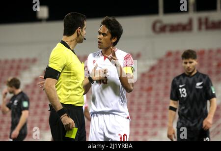 DOHA, KATAR - 27. MÄRZ: Schiedsrichter Abdulrahman Al Jassim aus Katar argumentiert mit Teaonui Tehau aus Tahiti während des Qualifikationsspiels der FIFA Weltmeisterschaft Katar 2022 zwischen Neuseeland und Tahiti im Grand Hamad Stadium am 27. März 2022 in Doha, Katar. (Foto nach MB-Medien) Stockfoto