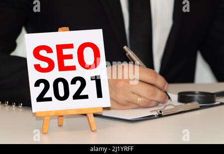 Business, Technologie, Internet und Netzwerkkonzept. Junge Geschäftsmann arbeitet auf einem virtuellen Bildschirm der Zukunft und sieht die Inschrift: 2021 Ziele Stockfoto