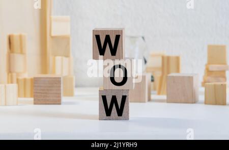 WOW Wort auf Holzwürfel geschrieben, Konzept Stockfoto