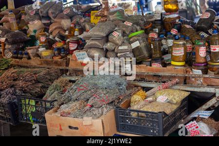 Ein Stand auf dem lokalen Markt mit Gewürzen und Kräutern. Stockfoto