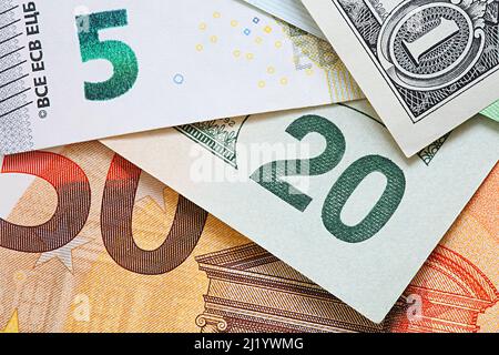 Hintergrund der internationalen Währungen. Geld aus verschiedenen Ländern: Dollar, Euro. Stockfoto