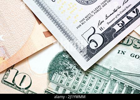 Hintergrund der internationalen Währungen. Geld aus verschiedenen Ländern: Dollar, Euro. Stockfoto