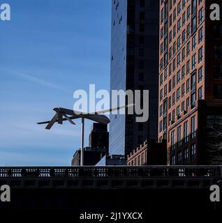 Untitled (Drone), eine großformatige Fiberglas-Skulptur einer abstrakten Drohne, High Line, New York. Der Künstler Sam Durant beschäftigt sich mit Fragen der Überwachung. Stockfoto