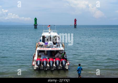 Ein Schnellboot mit fünf großen Außenbordmotoren im Hafen von Sanur wartet darauf, die Passagiere zur Insel Nusa Penida in Bali, Indonesien, zu bringen. Stockfoto