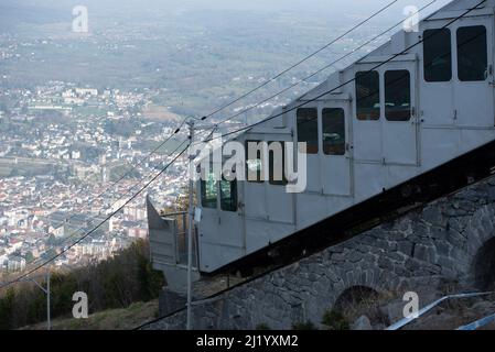 Funicluar und Stadtbild von Lourdes in Frankreich von der Standseilbahn Pic de Jer im Winter. Stockfoto