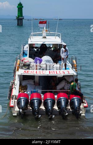 Ein Schnellboot mit fünf großen Außenbordmotoren im Hafen von Sanur wartet darauf, die Passagiere zur Insel Nusa Penida in Bali, Indonesien, zu bringen. Stockfoto