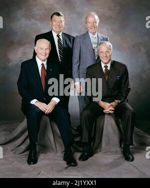 Die vier verbleibenden der ursprünglichen Mercury Seven atronaut s in einem Foto, das 1998 beim Gedenkgottesdienst für Alan Shepard aufgenommen wurde. Von links nach rechts: John Glenn, Walter Schirra, Gordon Cooper und Scott Screnter. Stockfoto