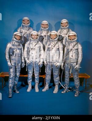 Ein Gruppenporträt der Mercury Seven Astronauten in Raumanzügen. Es handelt sich um die vordere Reihe, von links nach rechts: Walter Schirra., Donald 'Deke' Slayton, John H. Glenn und Scott Scpenter; hintere Reihe, Alan Shepard, Virgil 'Gus' Grissom und Gordon Cooper Stockfoto