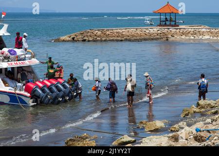 Ein Schnellboot mit fünf großen Außenbordmotoren im Hafen von Sanur wartet darauf, die Passagiere zur Insel Nusa Penida in Bali, Indonesien, zu bringen. Stockfoto