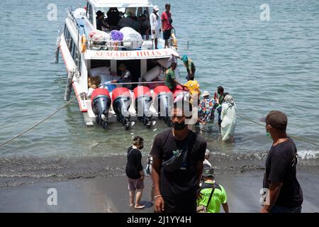 Ein Schnellboot mit fünf großen Außenbordmotoren im Hafen von Sanur wartet darauf, die Passagiere zur Insel Nusa Penida in Bali, Indonesien, zu bringen. Stockfoto