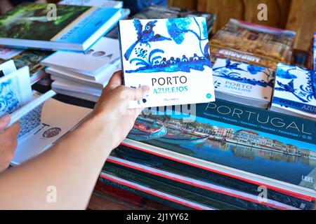 PORTO, PORTUGAL - 10. AUGUST 2017 : Bücherregal in einem Buchladen Livraria Lello mit den Büchern über eine Stadt Porto Stockfoto