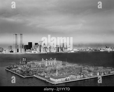 Ellis Island mit der Skyline von Manhattan im Hintergrund, World Trade Center Towers links, New York City, New York, USA, Historic American Buildings Survey Collection, 1970er Jahre Stockfoto