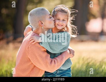 Sie macht das Leben zu etwas ganz Besonderem. Aufnahme eines kleinen Mädchens, das den Tag mit ihrer Mutter im Freien verbringt. Stockfoto