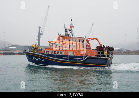 Dover, Kent, Großbritannien. 28.. März 2022: Migranten werden an einem kalten Misty-Tag vom RNLI-Rettungsboot am Hafen von Dover an Land gebracht, nachdem sie im Ärmelkanal gerettet wurden. Kredit: adp-Nachrichten/Alamy Live Nachrichten Stockfoto