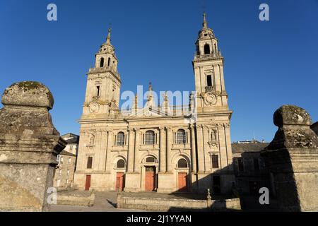 Kathedrale der befestigten Stadt Lugo bei Sonnenuntergang an einem sonnigen Tag, Galizien, Spanien. Stockfoto