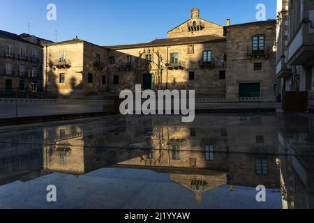 Bischofspalast auf dem Santa Maria Platz in der Altstadt der befestigten Stadt Lugo bei Sonnenuntergang an einem sonnigen Tag, Galici Stockfoto