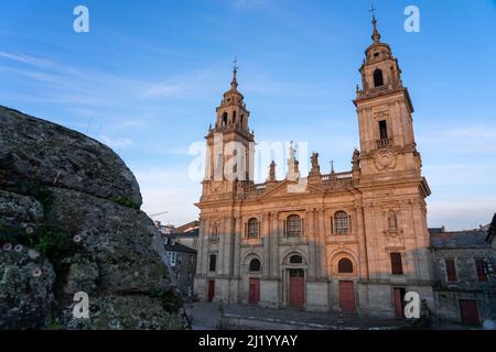 Kathedrale der befestigten Stadt Lugo bei Sonnenuntergang an einem sonnigen Tag, Galizien, Spanien. Stockfoto