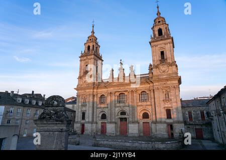 Kathedrale der befestigten Stadt Lugo bei Sonnenuntergang an einem sonnigen Tag, Galizien, Spanien. Stockfoto