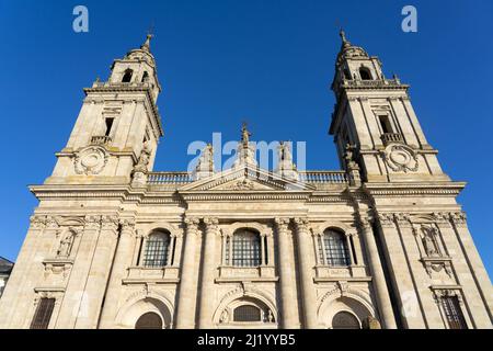 Kathedrale der befestigten Stadt Lugo bei Sonnenuntergang an einem sonnigen Tag, Galizien, Spanien. Stockfoto