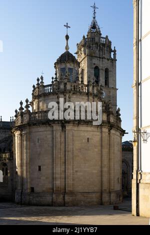 Kathedrale der befestigten Stadt Lugo bei Sonnenuntergang an einem sonnigen Tag, Galizien, Spanien. Stockfoto