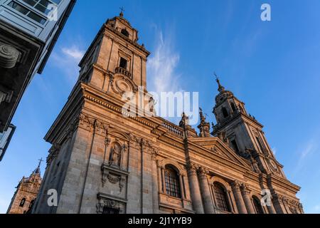 Kathedrale der befestigten Stadt Lugo bei Sonnenuntergang an einem sonnigen Tag, Galizien, Spanien. Stockfoto