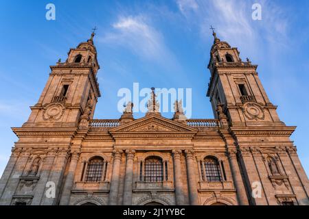 Kathedrale der befestigten Stadt Lugo bei Sonnenuntergang an einem sonnigen Tag, Galizien, Spanien. Stockfoto