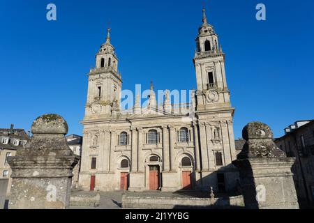 Kathedrale der befestigten Stadt Lugo bei Sonnenuntergang an einem sonnigen Tag, Galizien, Spanien. Stockfoto