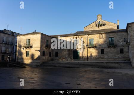 Bischofspalast auf dem Santa Maria Platz in der Altstadt der befestigten Stadt Lugo bei Sonnenuntergang an einem sonnigen Tag, Galici Stockfoto