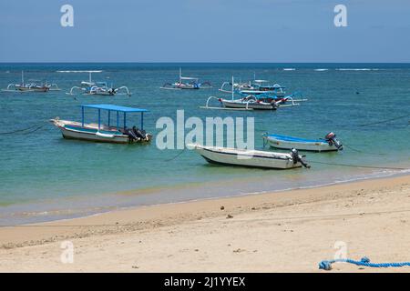 Blick auf den Strand im Norden von Sanur in Bali, Indonesien Stockfoto