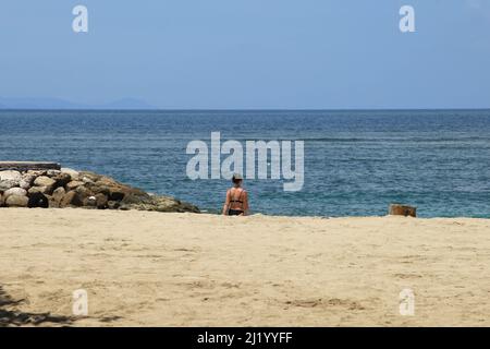 Blick auf den Strand im Norden von Sanur in Bali, Indonesien Stockfoto