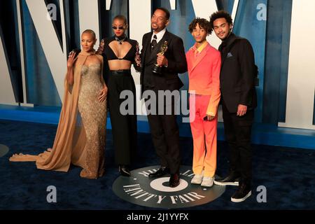 28. März 2022, Beverly Hills, CA, USA: LOS ANGELES - 27. MÄRZ: Jada Pinkett Smith, Willow Smith, will Smith, Jaden Smith, Trey Smith auf der Vanity Fair Oscar Party im Wallis Annenberg Center for the Performing Arts am 27. März 2022 in Beverly Hills, CA (Bildnachweis: © Kay Blake/ZUMA Pressdraht) Stockfoto