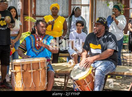 Grupo Yurumeina führt während des Garifuna Community Day im Music Box Village in New Orleans, Louisiana, USA, eine Trommelvorführung und einen Workshop durch. Stockfoto