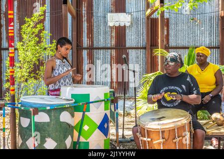 Grupo Yurumeina führt während des Garifuna Community Day im Music Box Village in New Orleans, Louisiana, USA, eine Trommelvorführung und einen Workshop durch. Stockfoto