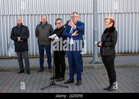 Nicolas Schmit spricht während einer Pressekonferenz im Empfangszentrum Ptak Warsaw Expo in Nadarzyn. Nicolas Schmit, EU-Kommissar für Beschäftigung und soziale Angelegenheiten im Rohstoffbereich von Marlena Mal?g, Ministerin für Familien- und Sozialpolitik, und Grzegorz Puda, Minister für Fonds und Regionalpolitik, besuchten das Empfangszentrum Ptak Warsaw Expo in Nadarzyn (Vorort von Warschau). Nicolas Schmit lobte Polen während einer Pressekonferenz für die Aufnahme so vieler Flüchtlinge und versprach mehr Unterstützung, um die Bemühungen des Landes zu unterstützen. Stockfoto