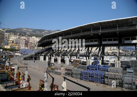 Monte Carlo, Monaco. 28. März 2022. Die Arbeiter bereiten sich auf das Rennen der Monte Carlo Grand Prix Formel 1 vor. Das Rennen findet am 29. Mai 2022 statt. Kredit: SOPA Images Limited/Alamy Live Nachrichten Stockfoto