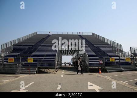 Monte Carlo, Monaco. 28. März 2022. Die Arbeiter bereiten den Stand für das Rennen der Monte Carlo Grand Prix Formel 1 vor. Das Rennen findet am 29. Mai 2022 statt. Kredit: SOPA Images Limited/Alamy Live Nachrichten Stockfoto