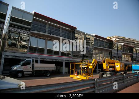 Monte Carlo, Monaco. 28. März 2022. Arbeiter bereiten die Boxengasse für das Rennen der Monte Carlo Grand Prix Formel 1 vor. Das Rennen findet am 29. Mai 2022 statt. Kredit: SOPA Images Limited/Alamy Live Nachrichten Stockfoto