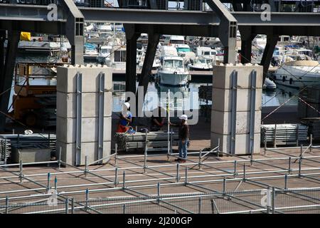 Monte Carlo, Monaco. 28. März 2022. Die Arbeiter bereiten sich auf das Rennen der Monte Carlo Grand Prix Formel 1 vor. Das Rennen findet am 29. Mai 2022 statt. Kredit: SOPA Images Limited/Alamy Live Nachrichten Stockfoto