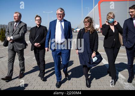 Nicolas Schmit geht vor das Flüchtlingszentrum Ptak Warsaw Expo in Nadarzyn. Nicolas Schmit, EU-Kommissar für Beschäftigung und soziale Angelegenheiten im Rohstoffbereich von Marlena Mal?g, Ministerin für Familien- und Sozialpolitik, und Grzegorz Puda, Minister für Fonds und Regionalpolitik, besuchten das Empfangszentrum Ptak Warsaw Expo in Nadarzyn (Vorort von Warschau). Nicolas Schmit lobte Polen während einer Pressekonferenz für die Aufnahme so vieler Flüchtlinge und versprach mehr Unterstützung, um die Bemühungen des Landes zu unterstützen. (Foto von Attila Husejnow/SOPA Images/Sipa USA) Stockfoto