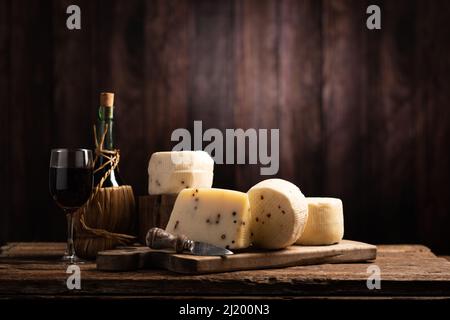 Formen des hausgemachten Pecorino-Käses auf dem Holztisch aus nächster Nähe Stockfoto