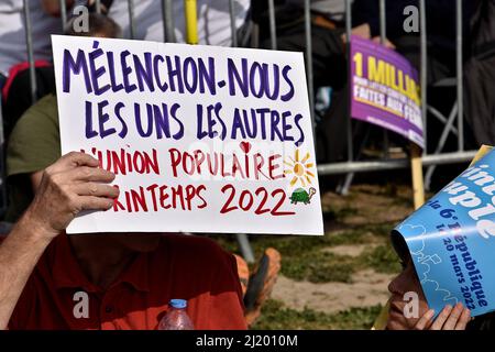 Marseille, Frankreich. 27. März 2022. Ein Unterstützer hält ein Plakat während des politischen Treffens von Jean-Luc Melenchon. Jean-Luc Mélenchon, ein Kandidat der extremen Linken für die Präsidentschaftswahl der Partei La France Insoumise (LFI), hatte eine öffentliche Sitzung in Marseille. Die erste Runde der französischen Präsidentschaftswahlen soll am 10. April 2022 stattfinden, die zweite am 24. April. Kredit: SOPA Images Limited/Alamy Live Nachrichten Stockfoto