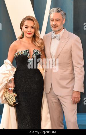 27.. März 2022, Los Angeles, USA. Taika Waititi und Rita Ora nahmen an der Vanity Fair Oscar Party 2022 im Wallis Annenberg Center for the Performing Arts, Los Angeles Teil. Quelle: Doug Peters/EMPICS/Alamy Live News Stockfoto