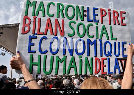 Marseille, Frankreich. 27. März 2022. Ein Unterstützer hält ein Plakat während des politischen Treffens von Jean-Luc Melenchon. Jean-Luc Mélenchon, ein Kandidat der extremen Linken für die Präsidentschaftswahl der Partei La France Insoumise (LFI), hatte eine öffentliche Sitzung in Marseille. Die erste Runde der französischen Präsidentschaftswahlen soll am 10. April 2022 stattfinden, die zweite am 24. April. (Foto von Gerard Bottino/SOPA Images/Sipa USA) Quelle: SIPA USA/Alamy Live News Stockfoto