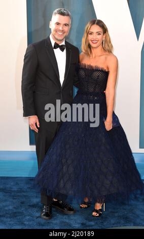 27.. März 2022, Los Angeles, USA. Cash Warren und Jessica Alba bei der Vanity Fair Oscar Party 2022, Wallis Annenberg Center for the Performing Arts, Los Angeles. Quelle: Doug Peters/EMPICS/Alamy Live News Stockfoto