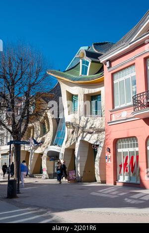 30. August 2020 - Danzig Polen. Ungewöhnliches rotes Gebäude Krzywy Domek tanzt auf der Einkaufsstraße in Sopot Stockfoto