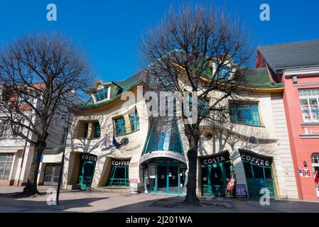 30. August 2020 - Danzig Polen. Ungewöhnliches rotes Gebäude Krzywy Domek tanzt auf der Einkaufsstraße in Sopot Stockfoto