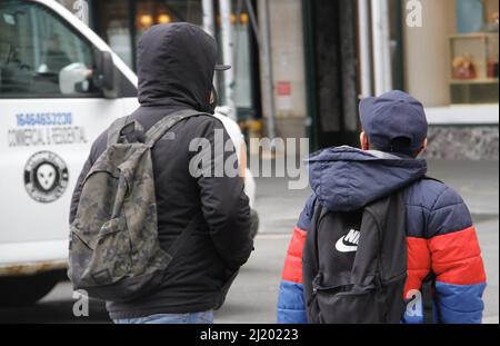 New York, USA. 28. März 2022. (NEU) die New Yorker sahen sich mit starkem kaltem Wetter konfrontiert. 28. März 2022, New York, USA: Ein brutales kaltes Wetter traf New York City am Montag mit hohen Temperaturen von 15 bis 30 Grad kälter als der Durchschnitt in der Stadt. Viele Städte im Nordosten könnten Rekordhochs verzeichnen. New Yorker und Touristen tragen ihre Winterjacken und Hoodies. Bildnachweis: Niyi Fote/Thenews2 (Bildnachweis: © Niyi Fote/TheNEWS2 via ZUMA Press Wire) Stockfoto