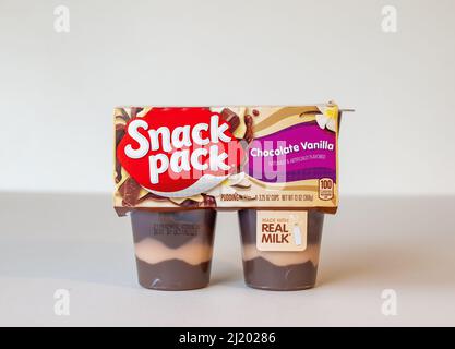 BEMIDJI, MN - 17 NOV 2020: Packung Snack Pack Pudding Food mit 4 Packungen Schokolade Vanilla Snack Dessert mit echter Milch. Stockfoto